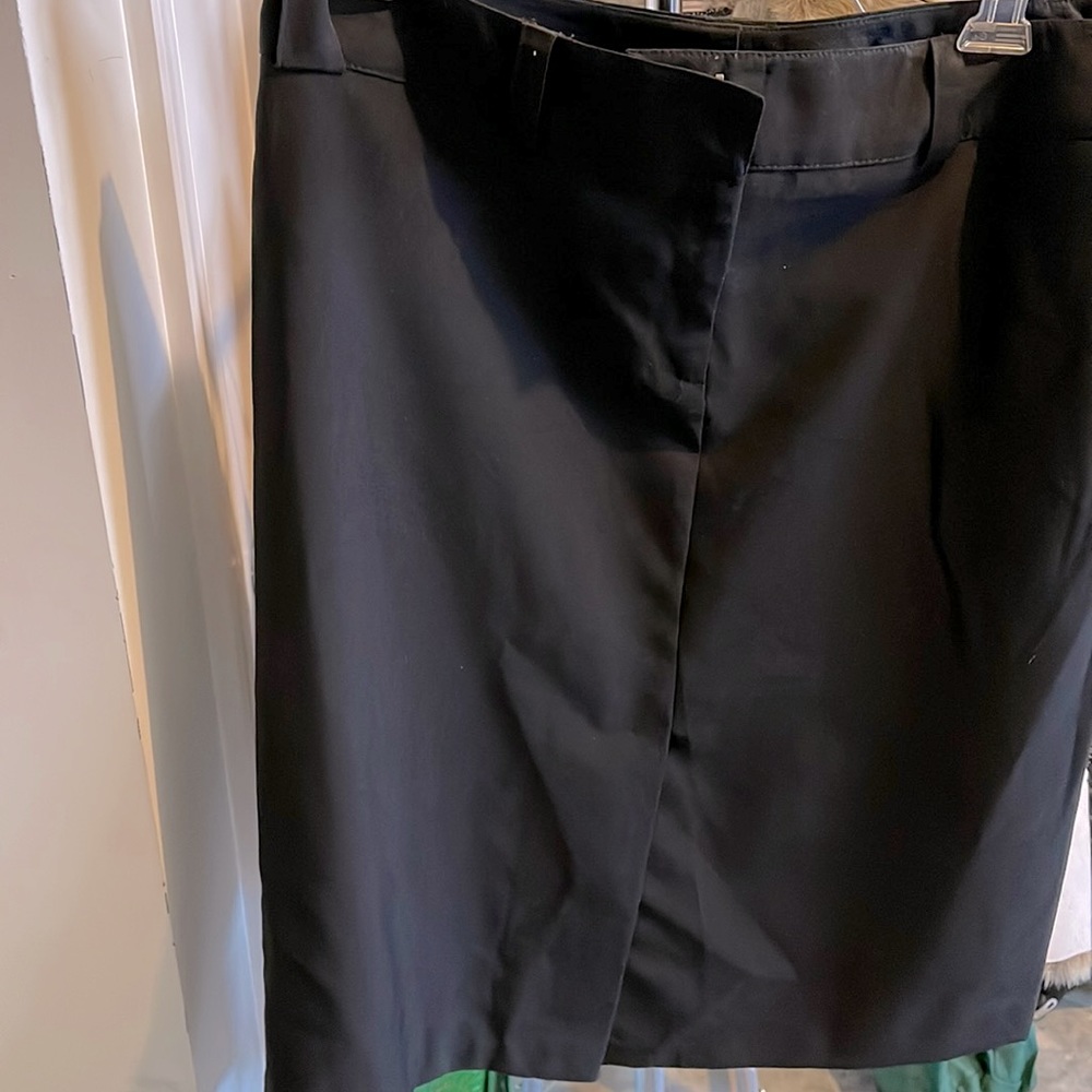 NWT size 16 black New York and company pencil skirt with pockets in the back